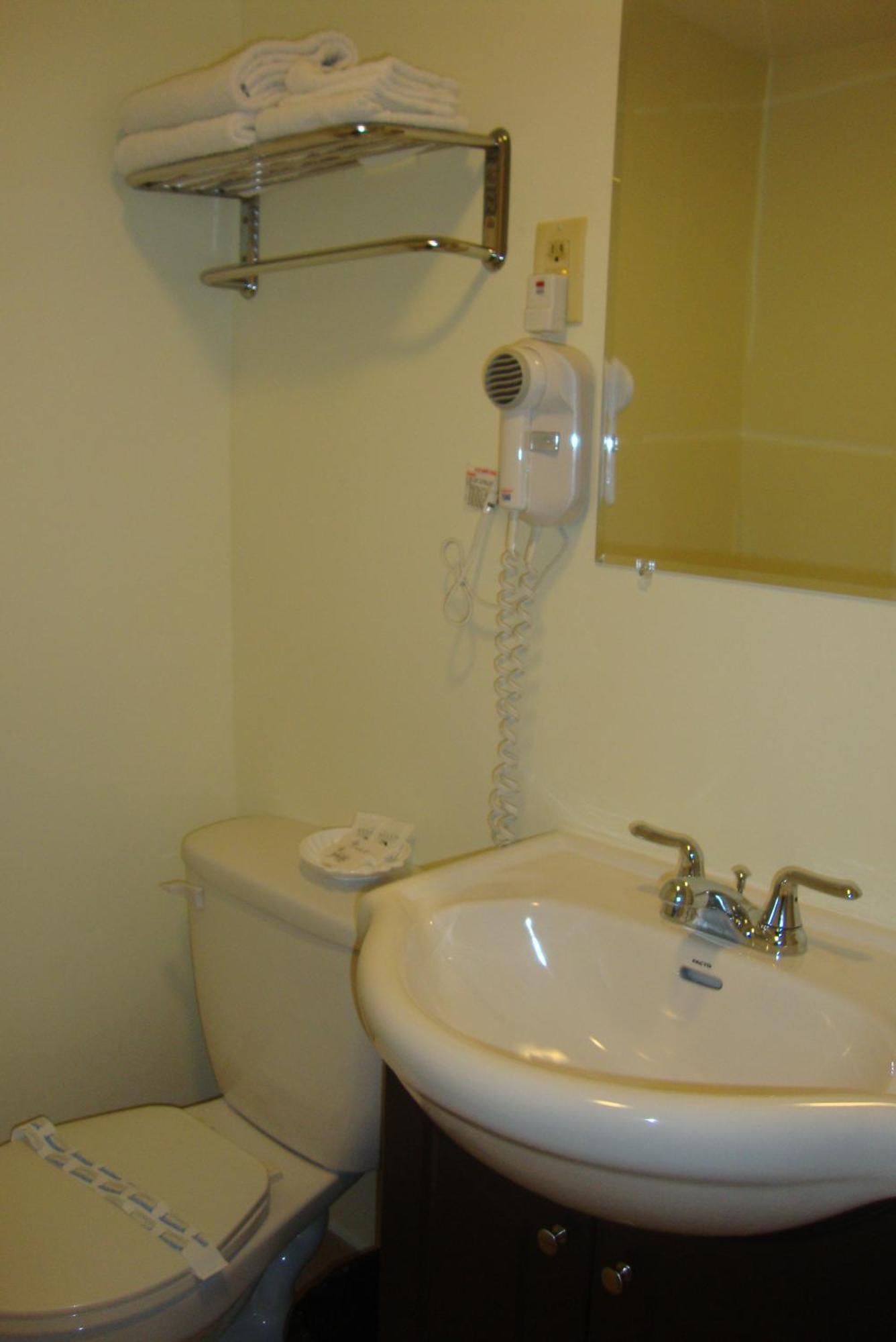 Royal Napanee Inn Greater Napanee Экстерьер фото